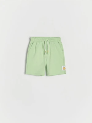 Reserved - Szorty bermudy z naszywką - jasnozielony