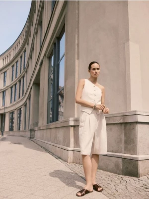 Reserved - Szorty bermudy z zakładkami - kremowy