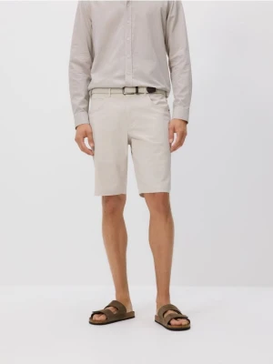 Reserved - Szorty carrot regular z paskiem - beżowy