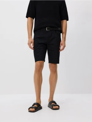 Reserved - Szorty carrot regular z paskiem - czarny