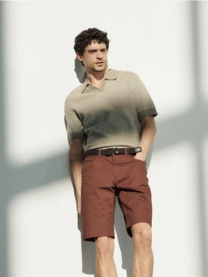 Reserved - Szorty carrot regular z paskiem - karminowy