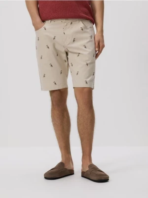 Reserved - Szorty carrot z nadrukiem - złamana biel