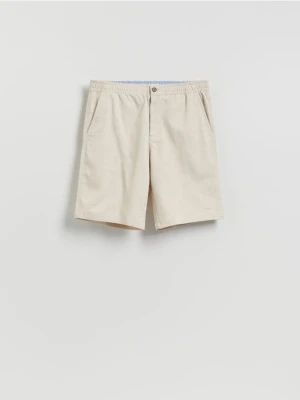 Reserved - Szorty chino regular - kremowy