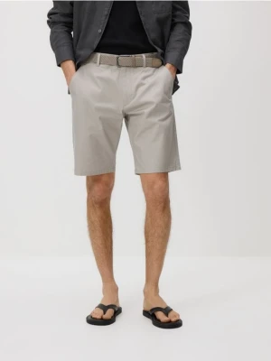 Reserved - Szorty chino regular z paskiem - brązowy