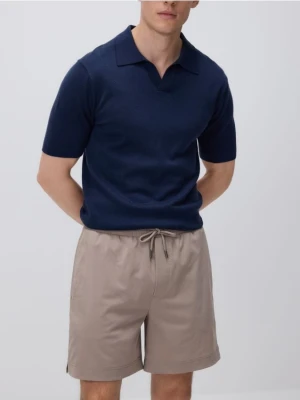 Reserved - Szorty comfort z wiązaniem - beżowy