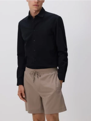 Reserved - Szorty comfort z wiązaniem - beżowy