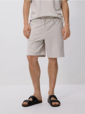 Reserved - Szorty jogger regular fit - złamana biel