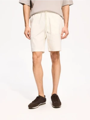 Reserved - Szorty jogger regular fit - złamana biel