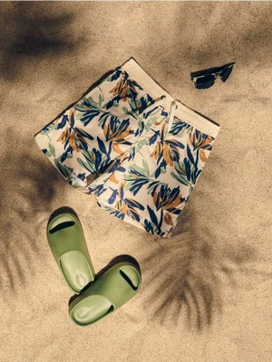 Reserved - Szorty kąpielowe z nadrukiem - złamana biel