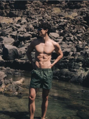 Reserved - Szorty plażowe ze wzorem - ciemnozielony