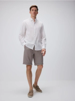 Reserved - Szorty regular fit - beżowy
