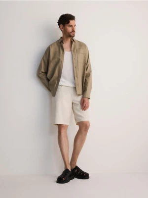 Reserved - Szorty regular fit - beżowy