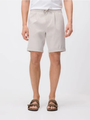 Reserved - Szorty regular fit - beżowy