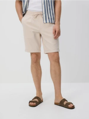 Reserved - Szorty regular fit - kremowy