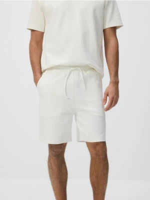 Reserved - Szorty regular fit - złamana biel