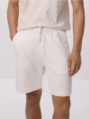 Reserved - Szorty regular fit - złamana biel