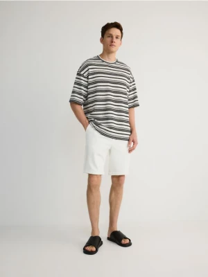 Reserved - Szorty regular fit - złamana biel