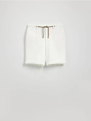 Reserved - Szorty regular fit - złamana biel