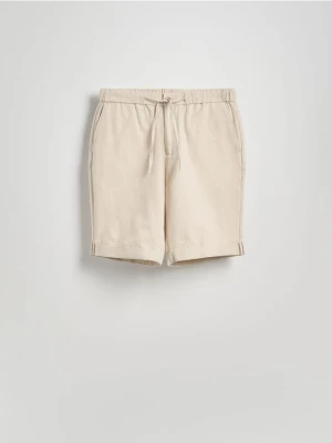 Reserved - Szorty regular z dodatkiem lnu - beżowy