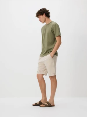 Reserved - Szorty regular z dodatkiem lnu - beżowy