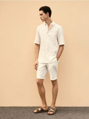 Reserved - Szorty regular z dodatkiem lnu - biały