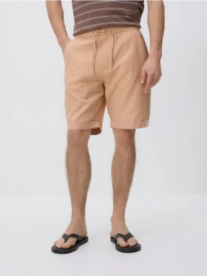 Reserved - Szorty regular z dodatkiem lnu - jasnopomarańczowy