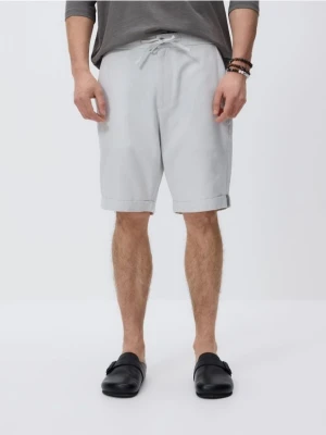 Reserved - Szorty regular z dodatkiem lnu - jasnoszary