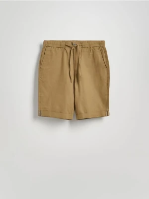 Reserved - Szorty regular z dodatkiem lnu - oliwkowy
