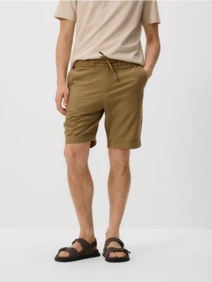 Reserved - Szorty regular z dodatkiem lnu - oliwkowy