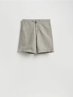 Reserved - Szorty regular z dodatkiem lnu - oliwkowy