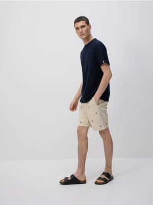 Reserved - Szorty regular z haftem - beżowy