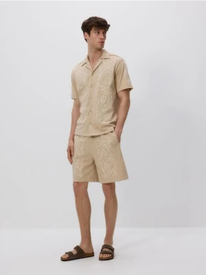 Reserved - Szorty regular z haftem - beżowy