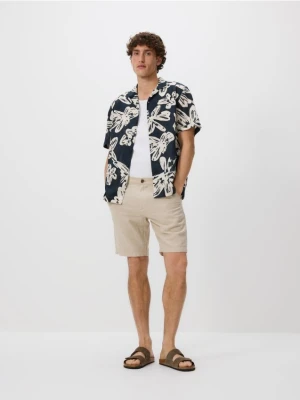 Reserved - Szorty regular z lnem - beżowy