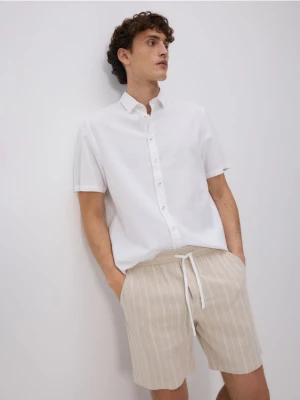 Reserved - Szorty regular z lnem - beżowy