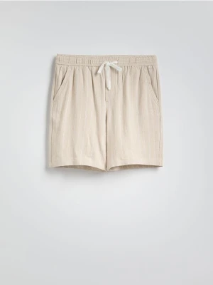 Reserved - Szorty regular z lnem - beżowy