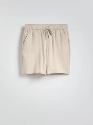 Reserved - Szorty regular z lnem - beżowy