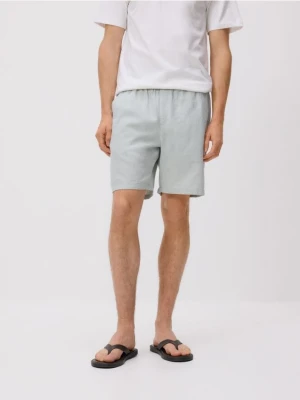 Reserved - Szorty regular z lnem - jasnozielony