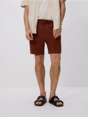 Reserved - Szorty regular z lnem - karminowy