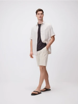 Reserved - Szorty regular z lyocellem - beżowy