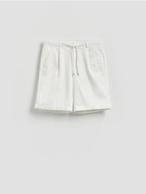 Reserved - Szorty regular z wiskozą - biały