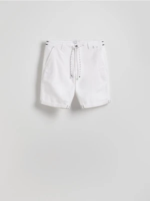 Reserved - Szorty slim fit - biały