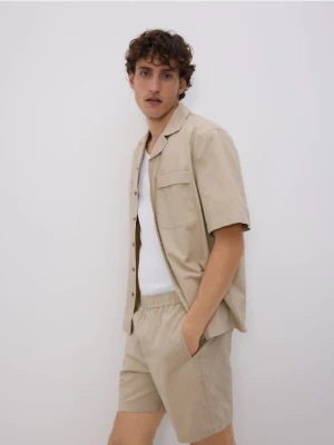 Reserved - Szorty slim z dodatkiem lnu - beżowy
