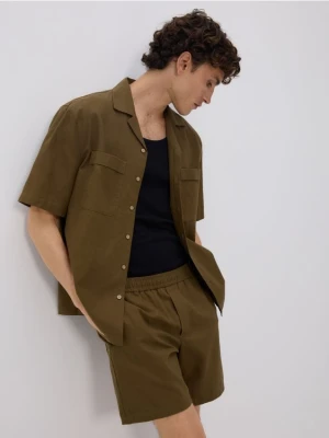 Reserved - Szorty slim z dodatkiem lnu - jasny zielony