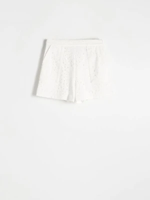 Reserved - Szorty z ażurowym haftem - biały