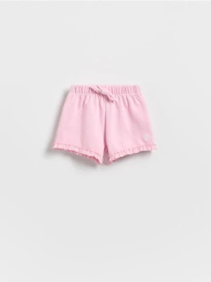 Reserved - Szorty z falbanką - różowy