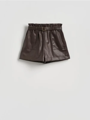 Reserved - Szorty z imitacji skóry z paskiem - ciemnobrązowy