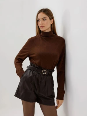 Reserved - Szorty z imitacji skóry z paskiem - ciemnobrązowy