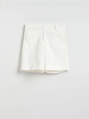 Reserved - Szorty z kantem - biały