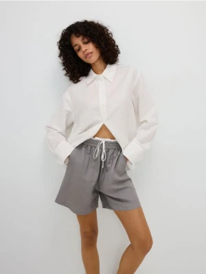 Reserved - Szorty z kontrastową lamówką - jasnoszary