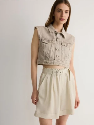 Zdjęcie produktu Reserved - Szorty z paskiem i zakładkami - kremowy